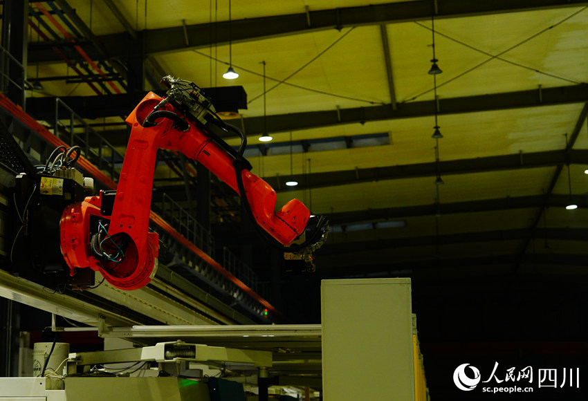 “黑燈產線”在無人狀態下照常運轉。人民網記者 王波攝